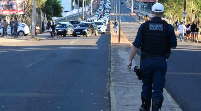 Governo garante reforço no transporte coletivo, segurança e policiamento Para dar mais transparência ao processo de aplicação das provas do concurso da Educação neste domingo (17.2), o Governo do Estado adotou medidas de precaução que garantem a segurança dos 24.246 candidatos que farão as provas para o Magistério, assistente administrativo, agente de limpeza e agente de merenda, em Campo Grande e Dourados.Responsável pela condução do certame, o secretário de Estado de Administração e Desburocratização, Roberto Hashioka destaca que todos os cuidados necessários estão sendo tomados. “Nós, enquanto Governo, temos a responsabilidade de sermos facilitadores nesse processo. Vamos trabalhar em parceria com os diversos segmentos das polícias Civil e Militar, e instituições que atendem a parte logística e estrutural, como forma de garantir que os candidatos cheguem com tranquilidade aos seus locais de prova” afirma.Uma das medidas será o reforço do transporte coletivo. No município de Dourados, 9.805 candidatos farão as provas em cinco unidades educacionais. Já em Campo Grande, serão 14.441 candidatos em três unidades de ensino. “Todas as precauções foram tomadas para que tudo transcorra dentro da mais absoluta normalidade. Solicitamos junto ao Consórcio Guaicurus e à Agetran de Dourados, o reforço das linhas de ônibus que fazem o itinerário dos locais das provas, e ambas se prontificaram a contribuir nesse processo, não só ampliando, mas também monitorando a demanda de cada local” pontua.