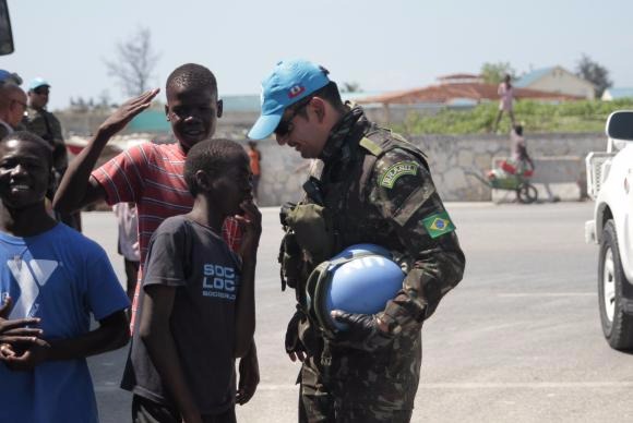 Misto de sentimentos marca saída dos militares brasileiros do Haiti A pouco mais de três meses para o fim da Missão de Estabilização da Organização das Nações Unidas no Haiti, os últimos 978 militares brasileiros a participar da chamada Operação Minustah se preparam para retornar ao BrasilCollection /Arquivo/Defense Ministry