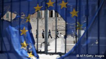 Manifestantes queimam bandeira da União Europeia em Atenas