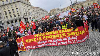 Partido Comunista faz protesto em Paris 