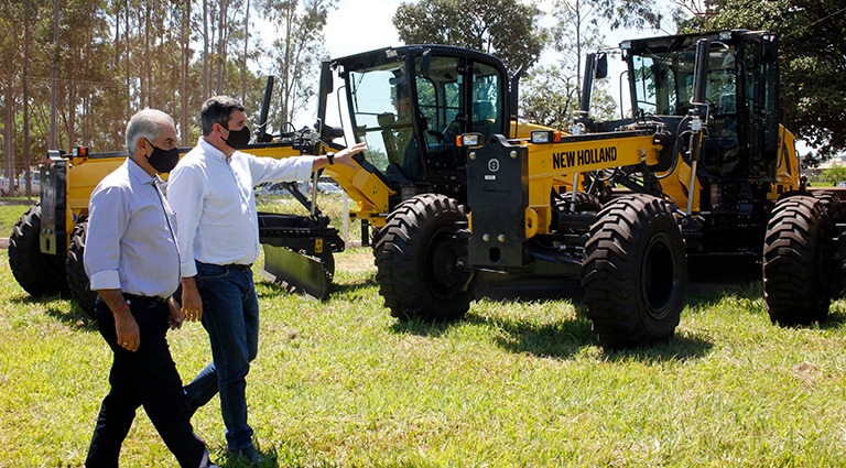 Motoniveladoras entregues pelo Estado potencializam a agricultura familiar Governador Reinaldo Azambuja e secretário Eduardo Riedel conferiram os equipamentos (Foto: Chico Ribeiro)