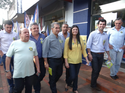 Em Amambai, Azambuja inaugura comitê e faz caminhada no comércio Visita no comércio da região central da cidade de AmambaiFoto: Moreira Produções
