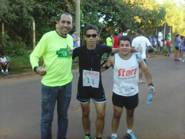 Atleta de Aral Moreira é destaque em prova pedestre em Ponta Porã O atleta de Aral Moreira com o maratonista Elenilson Silva, durante prova em Ponta Porã.