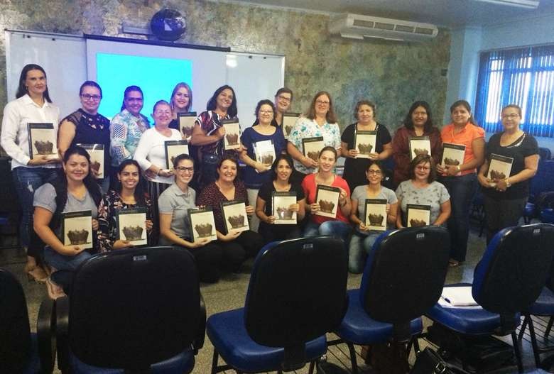 O livro foi entregue para as coordenadoras das escolas municipais de Amambai / Foto: Divulgação