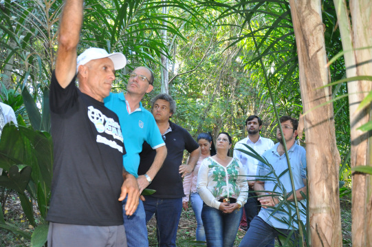 Prefeitos do Conisul conhecem as instalações da Itaipu Binacional Durante visita à propriedade orgânica do Sr. Arruda, a comitiva pode observar a possibilidade de se obter vários cultivos em uma única localidade / Foto: Assessoria