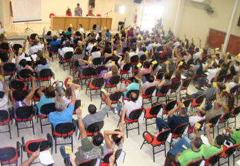 Em assembleia geral, Fetems rejeita proposta apresentada pelo Governo Professores durante assembléia realizada na quinta-feira (17)Foto: Divulgação