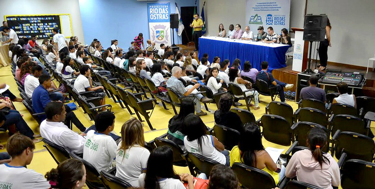 Jovens debatem influência da participação popular nas políticas públicas Jovens debatem influência da participação popular nas políticas públicas