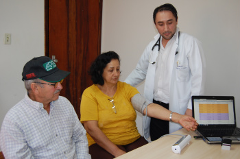 Pax Primavera de Amambai conta com médico Cardiologista A senhora Maria Marques Corrêa, durante consulta Foto: Moreira Produções