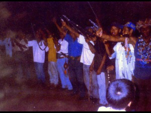 Imagem divulgada por produtores da região mostra índios armados em invasão. (Foto: Divulgação)