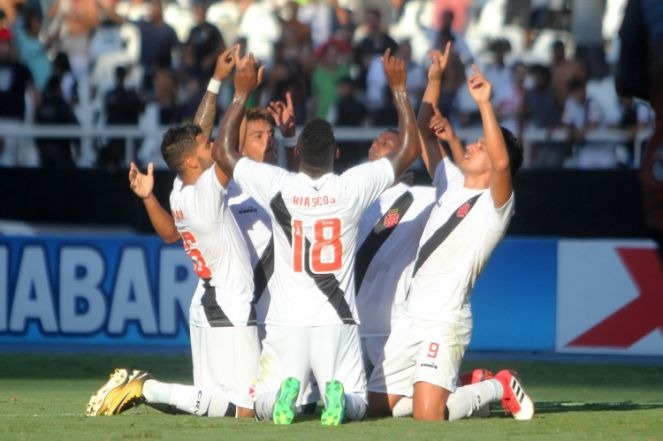 Vasco bate Botafogo e os dois avançam à semi da Taça Rio Jogadores comemoram gol marcado por Riascos (Foto: Gazetapress)