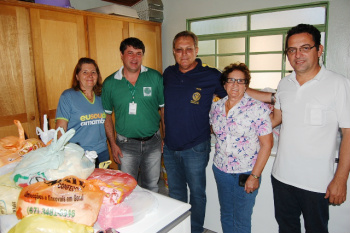 Rotary de Amambai entrega ao Lar do Idoso alimentos arrecadados em palestra Rotary de Amambai entrega ao Lar do Idoso alimentos arrecadados em palestra