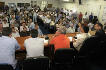 Prefeitos vão a Brasília pressionar o governo por aumento de 2% no FPM Prefeitos reunidos na Assomasul