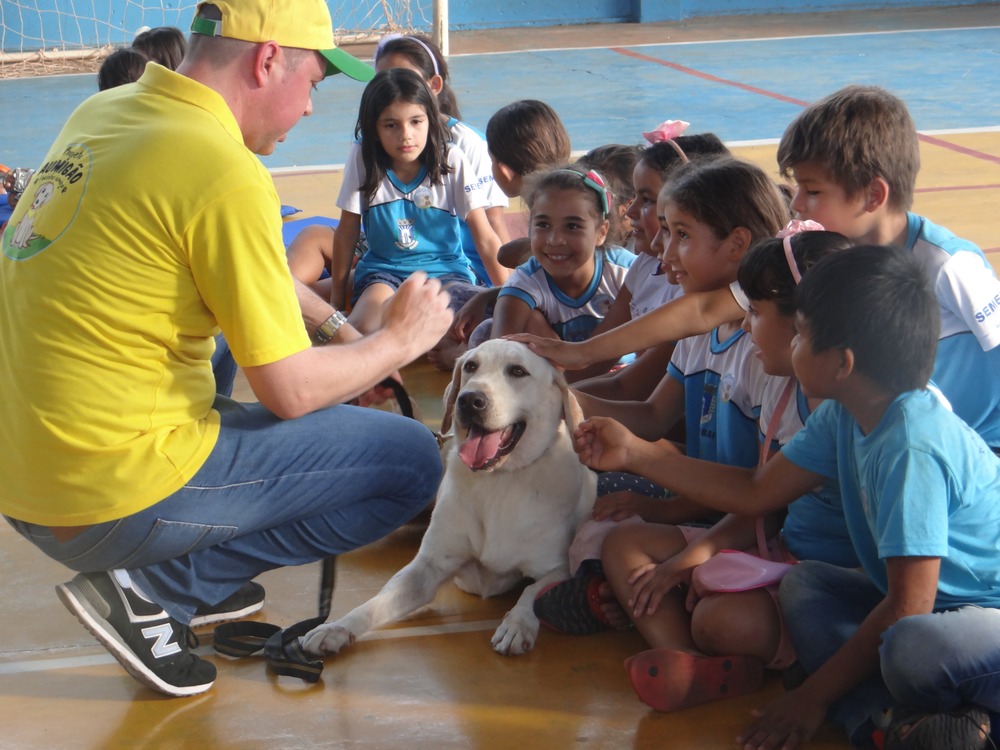As crianças tiveram contato com o cão labrador Lilico, do projeto Aumigão Lilico, Focinho Amigo / Foto: Moreira Produções