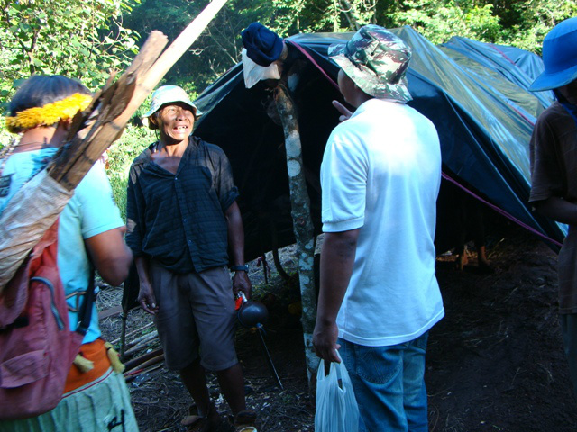 O massacre teve como alvo o cacique Nísio Gomes, 59 anos, (centro da foto) executado com tiros de calibre 12.