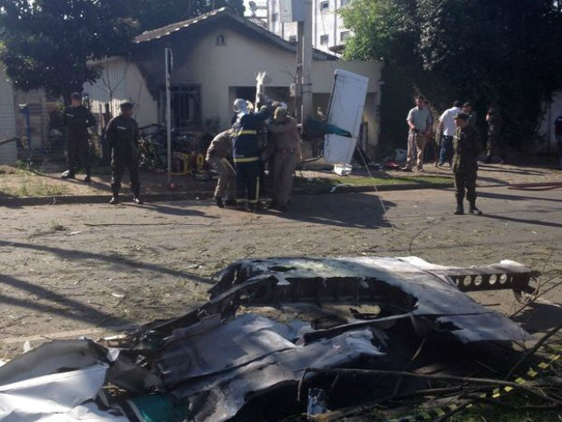 Duas pessoas morrem em queda de avião em Curitiba