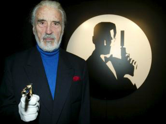 Christopher Lee em 2002, promovendo o filme 007 Contra o Homem da Pistola de Ouro.  Reuters/Russell Boyce/Files