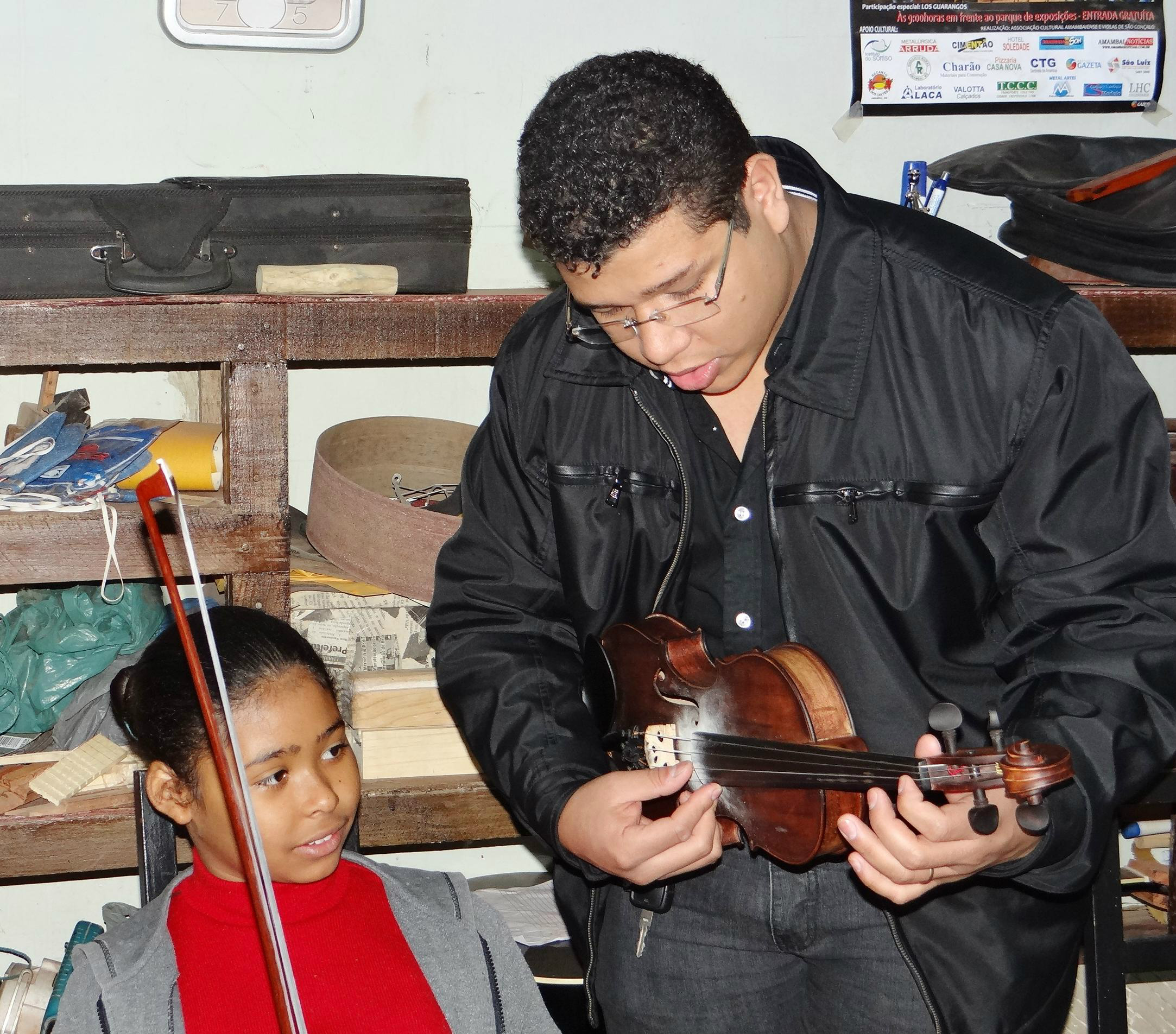 William Cubilha, professor de violino e violoncelo / Foto: Moreira Produções
