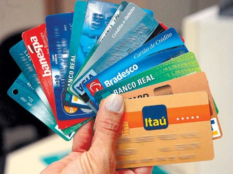 Juros do cartão de crédito sobem e atingem maior nível em 16 anos Juros do cartão de crédito sobem e atingem maior nível em 16 anos