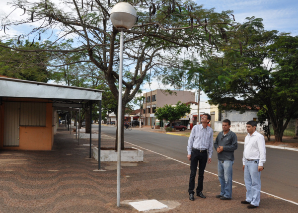 Prefeito Dirceu Lanzarini, Cigarrinha e Fischer. Novas luminárias estão sendo implantadas na Praça Central.
