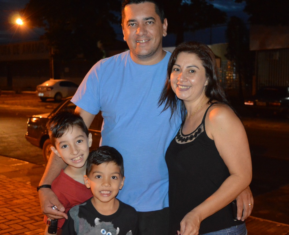 Professora de Zumba, Ilma Vilma, ao lado do esposo e filhos durante sua primeira visita na Feira do Produtor / Foto: Moreira Produções