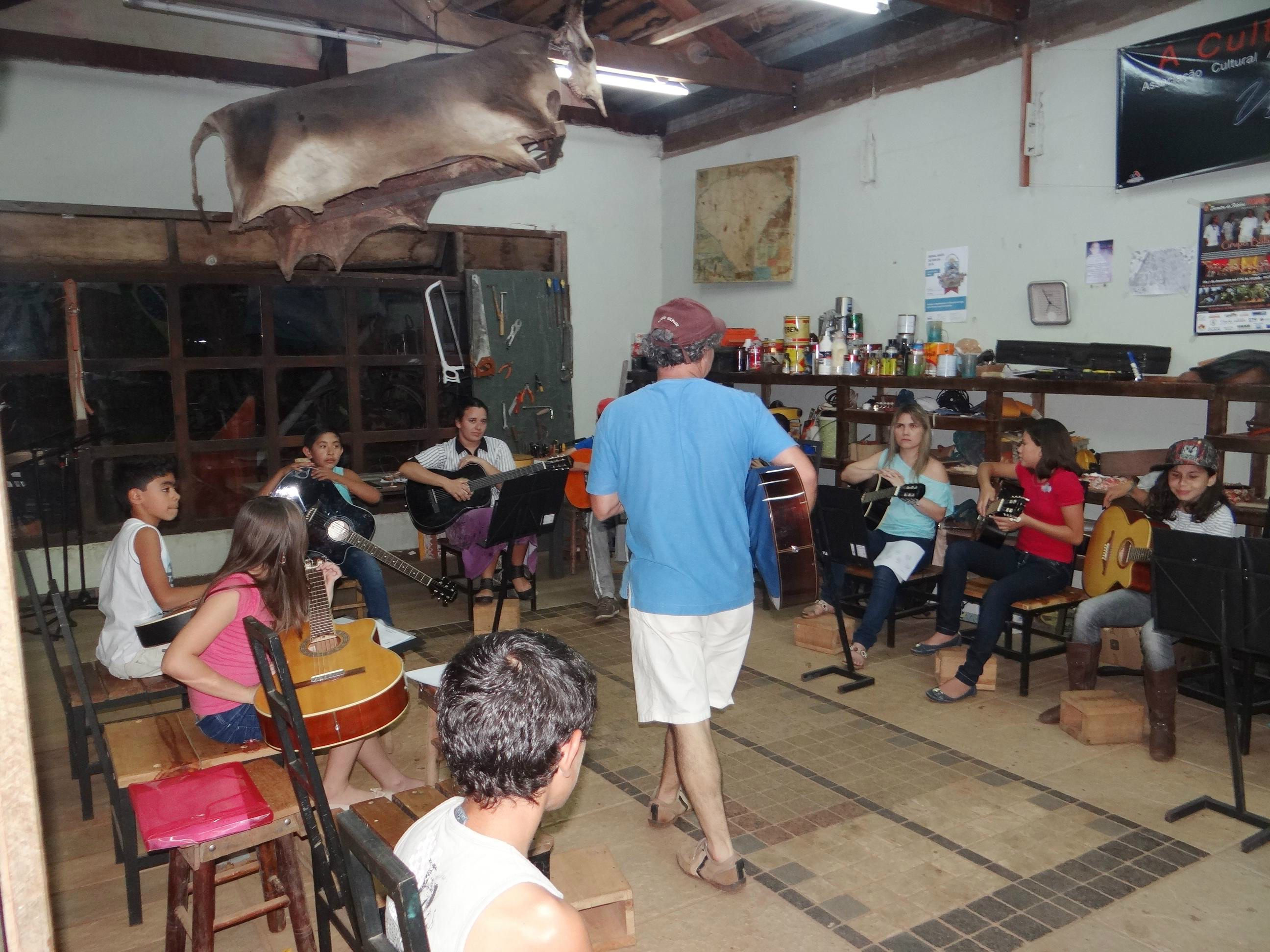 Aula de violão para crianças e adultos / Foto: Moreira Produções