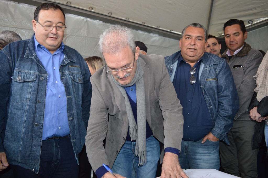 Amambai recebe obras de drenagem e pavimentação asfáltica E/D- Dr. Bandeira, Geraldo Resende e Valter Brito, durante assinatura da Ordem de Serviço para execução das obras Foto: Moreira Produções