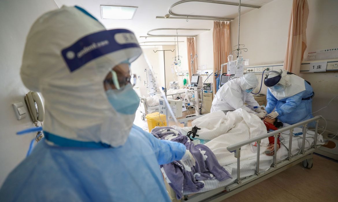 Diretor de hospital em Wuhan morre infectado pelo novo coronavírus China Daily/Reuters/direitos reservados