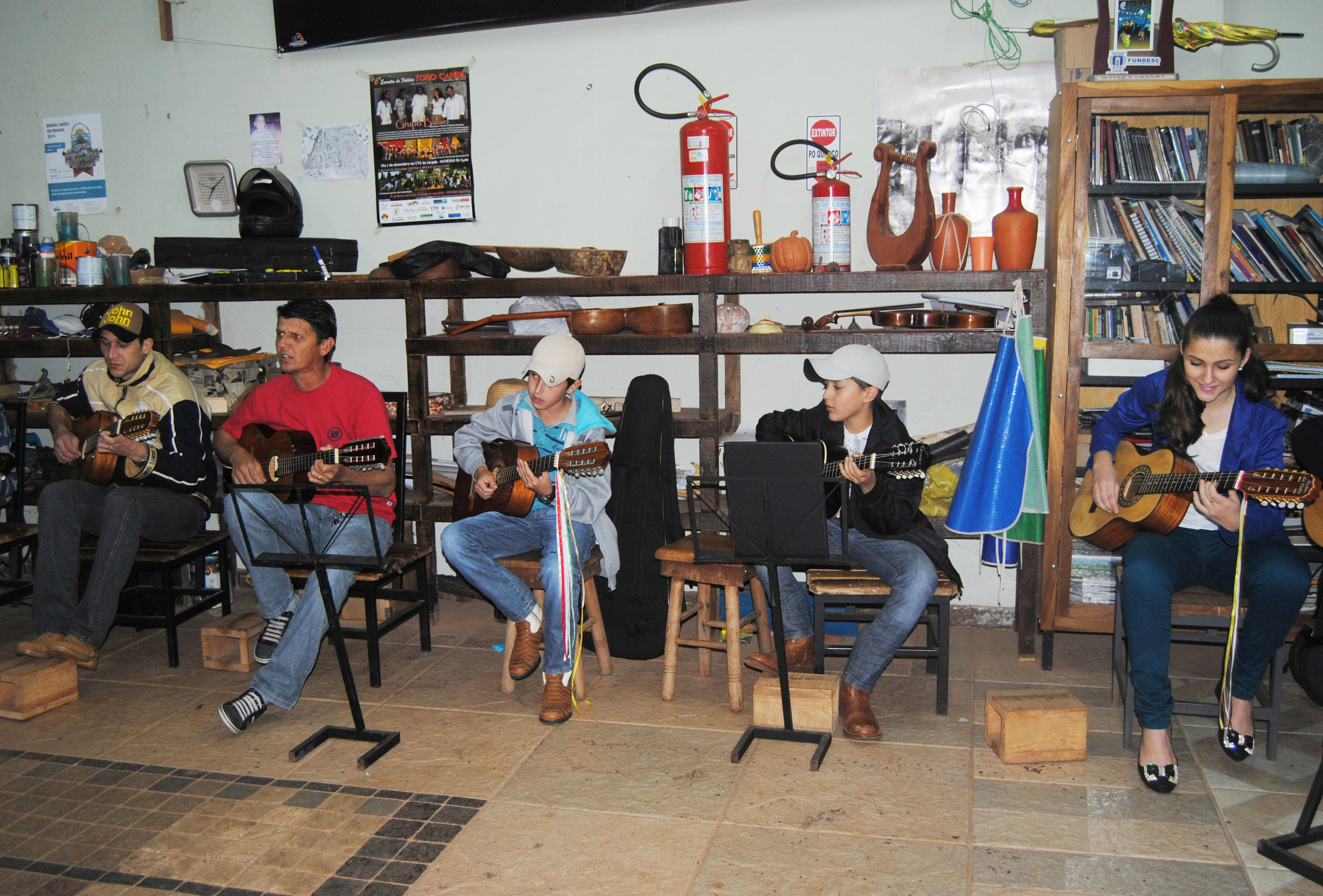 Aula de viola caipira no Ponto de Cultura / Foto: Moreira Produções