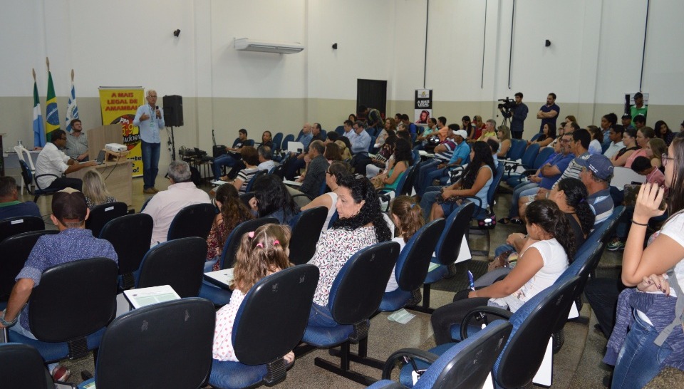 A UEMS mediou um debate para implantação do Mercado Municipal em Amambai. O evento aconteceu no dia 24 de novembro / Foto: Moreira Produções