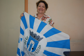 19 de novembro, dia da bandeira: a história da bandeira de Amambai A professora Vilma e a bandeira de Amambai criada por ela.Foto: Moreira Produções