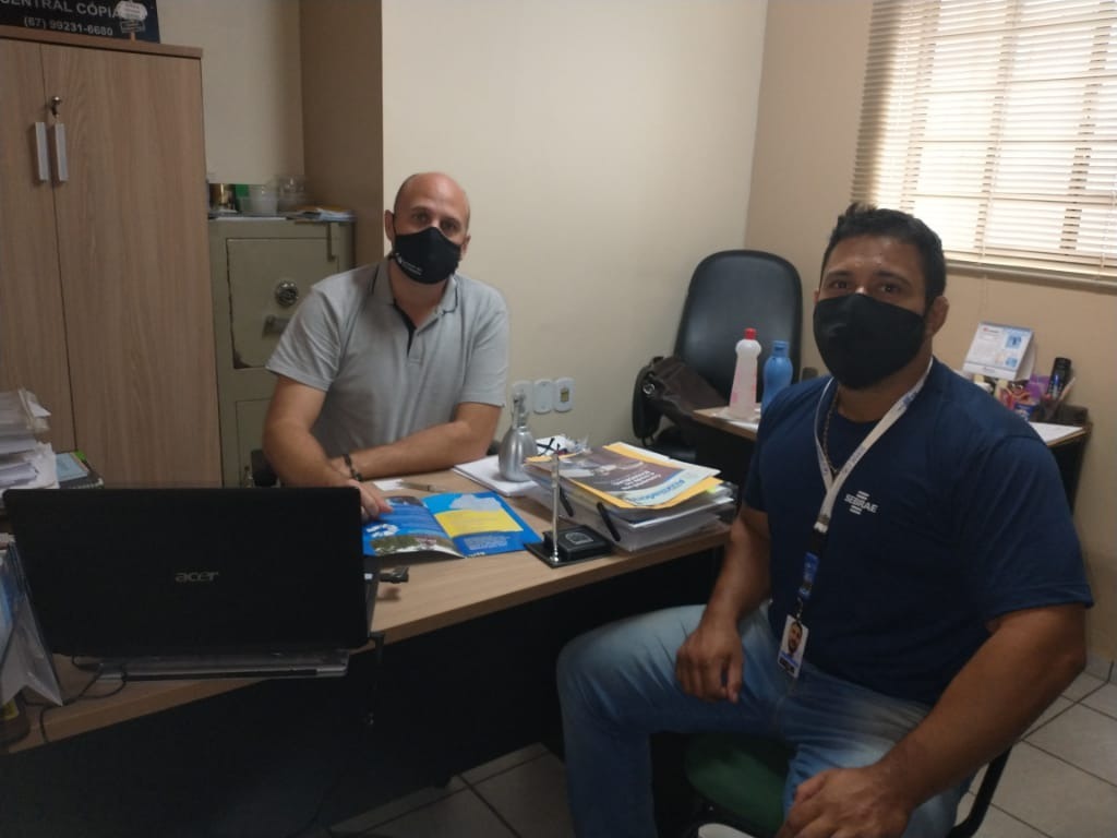 Agente do SEBRAE com o vice-prefeito e proprietário da Livraria do Estudante, Rodrigo Selhorst.