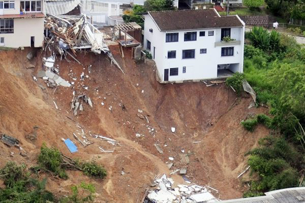 Comunidades do Rio são treinadas para sistema de alerta de deslizamento Comunidades do Rio são treinadas para sistema de alerta de deslizamento