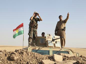 Tropas peshmerga curdas combatendo o Estado IslâmicoREUTERS/Azad Lashkari