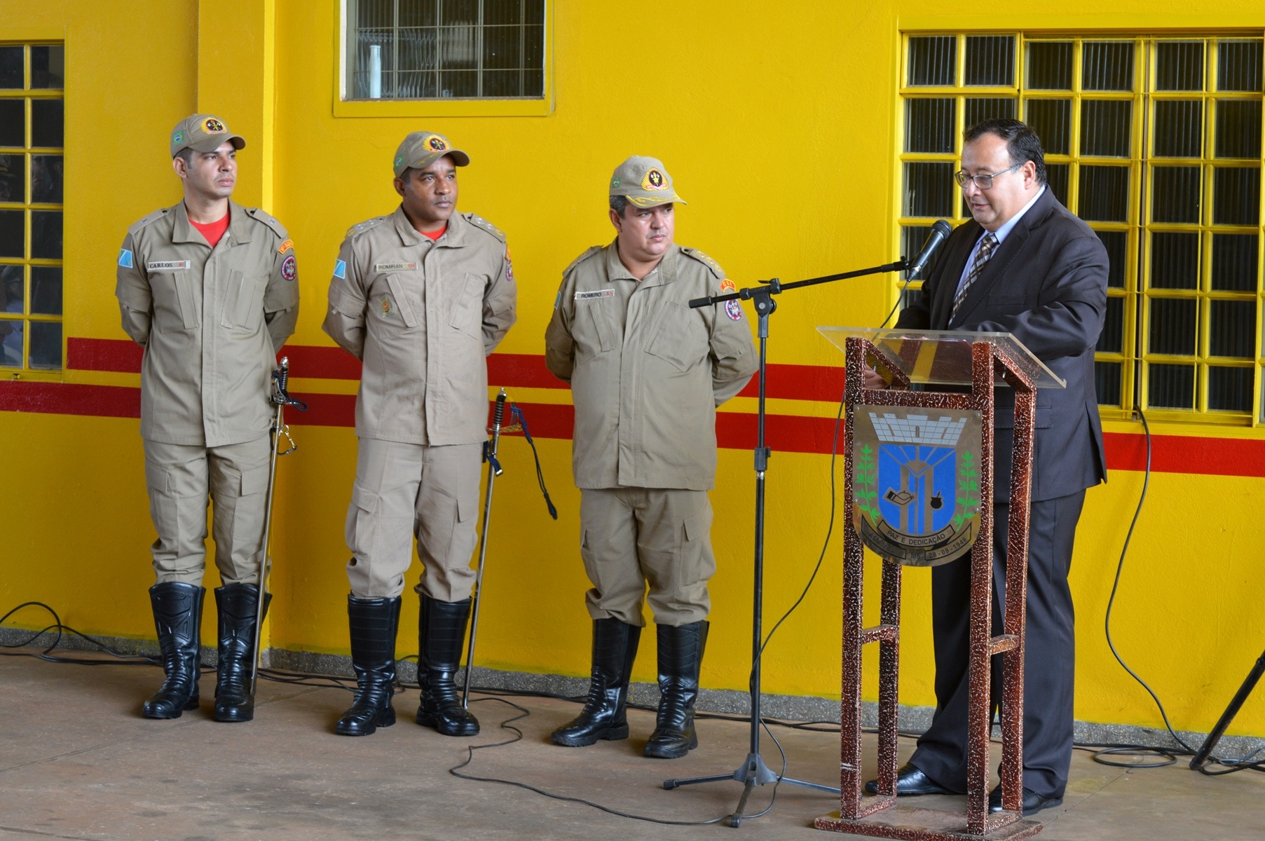 Prefeito de Amambai, Dr. Bandeira, durante sua fala na solenidade de troca de comando do Corpo de Bombeiros / Foto: Moreira Produções