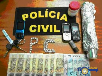 Drogas, dinheiro e objetos apreendidos pela polícia.Foto: Divulgação/Polícia Civil
