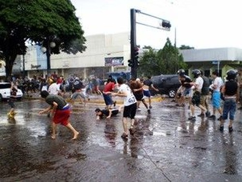 Tradicional guerra d’água acontece neste domingo e terça-feira em Ponta Porã A brincadeira envolve centenas de pessoas no centro de Ponta Porã