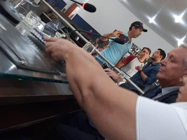 Homem filma prefeito em sessão na Câmara e leva socos Foto: Divulgação