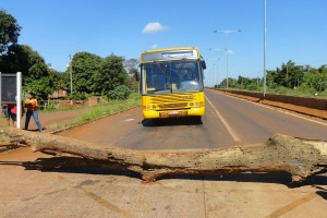 Indígenas agora fecham a MS-156 e acessos alternativos via aldeias Ônibus escolar foi impedido de passar. Alunos indígena seguiam a pé. (Foto : Cido Costa/Douradosagora)