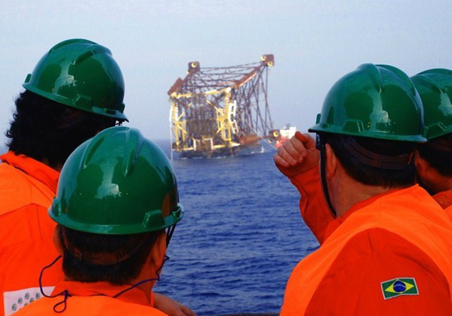 Petroleiros entram em greve no aniversário da Petrobras