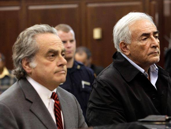 Dominique Strauss-Kahn e seu advogado ouvem a decisão da juíza: se condenado, o diretor pode pegar até 25 anos de cadeia