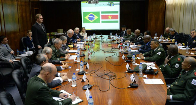 Brasil ajudará a fortalecer Força Naval do Suriname Esta é a terceira vez que o ministro Lamure Latour visita o BrasilDivulgação/Ministério da Defesa