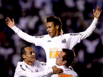Apesar de ter perdido um pênalti, Neymar novamente brilhou diante dos colombianos e comandou a classificação santistaFoto: Léo Pinheiro/Terra