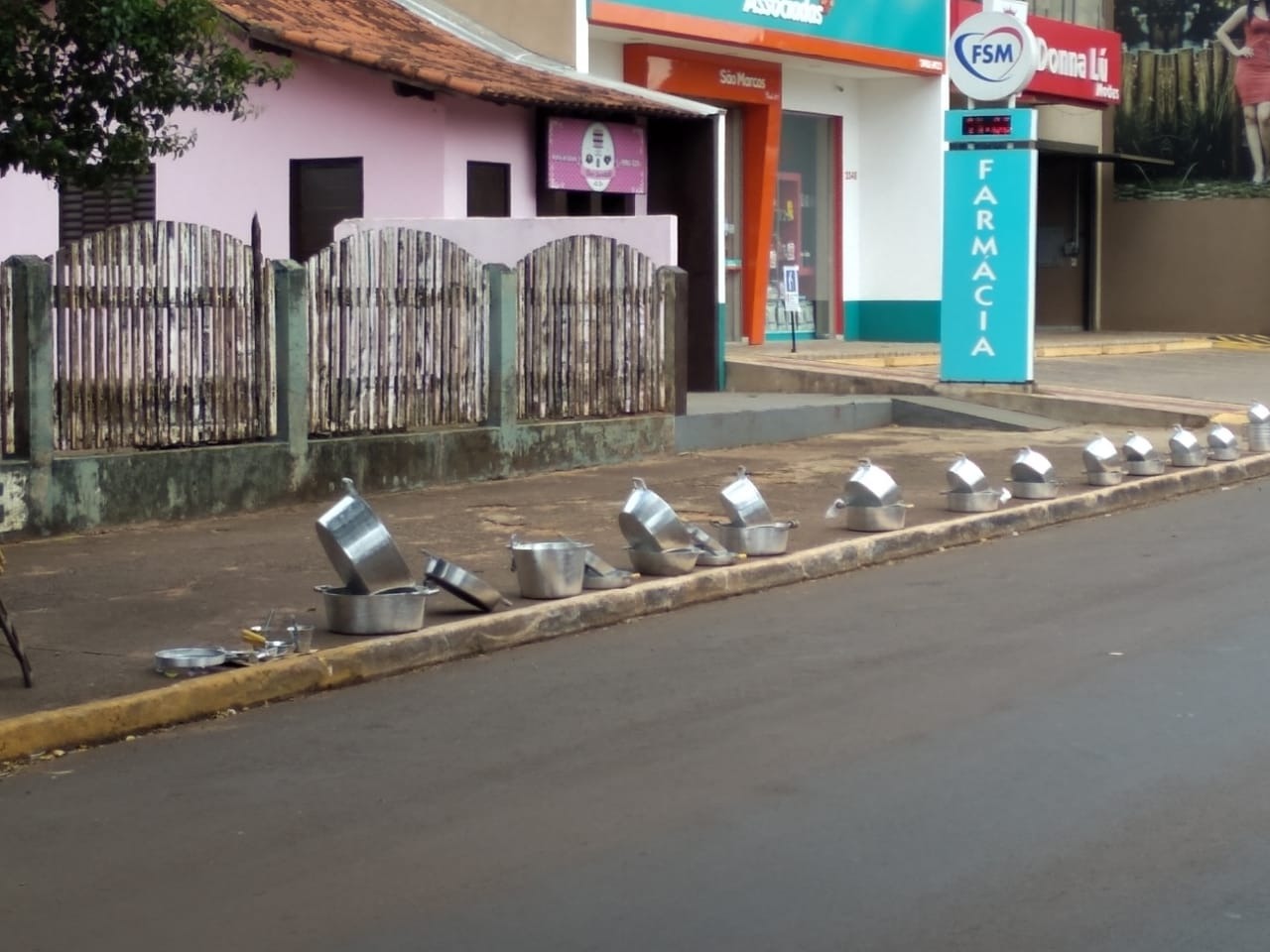 Imagem da semana: mercado informal Panelas foram expostas às margens da Av. Pedro Manvailer / Foto: Moreira Produções
