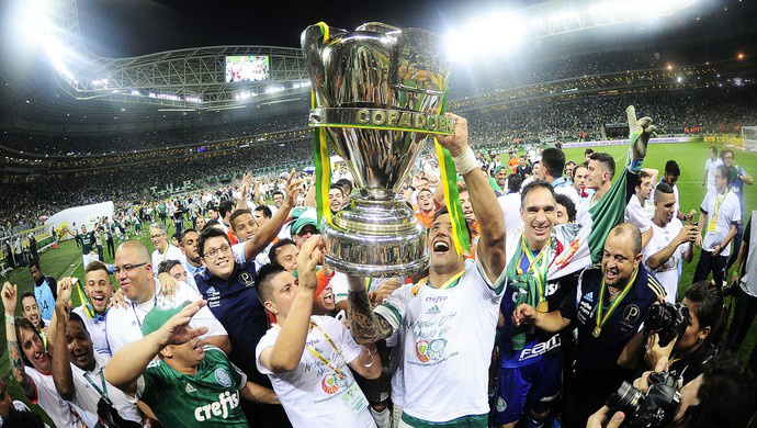 Palmeiras vence Santos nos pênaltis e fica com título da Copa do Brasil Jogadores do Palmeiras comemoram o título da Copa do Brasil (Foto: Marcos Ribolli)