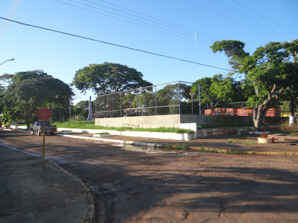 Vereador Maikell cobra da prefeitura reformas da quadra, do parquinho e limpeza geral da praça São José / Foto: Moreira Produções/Arquivo