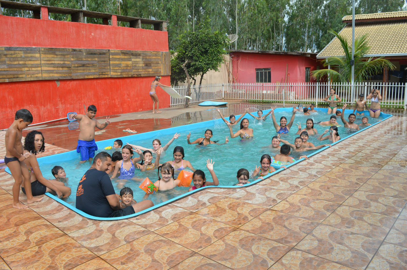 3ª Colônia de Férias reuniu e entreteve crianças em Amambai Banho de piscina esteve entre as atividades / Foto: Moreira Produções