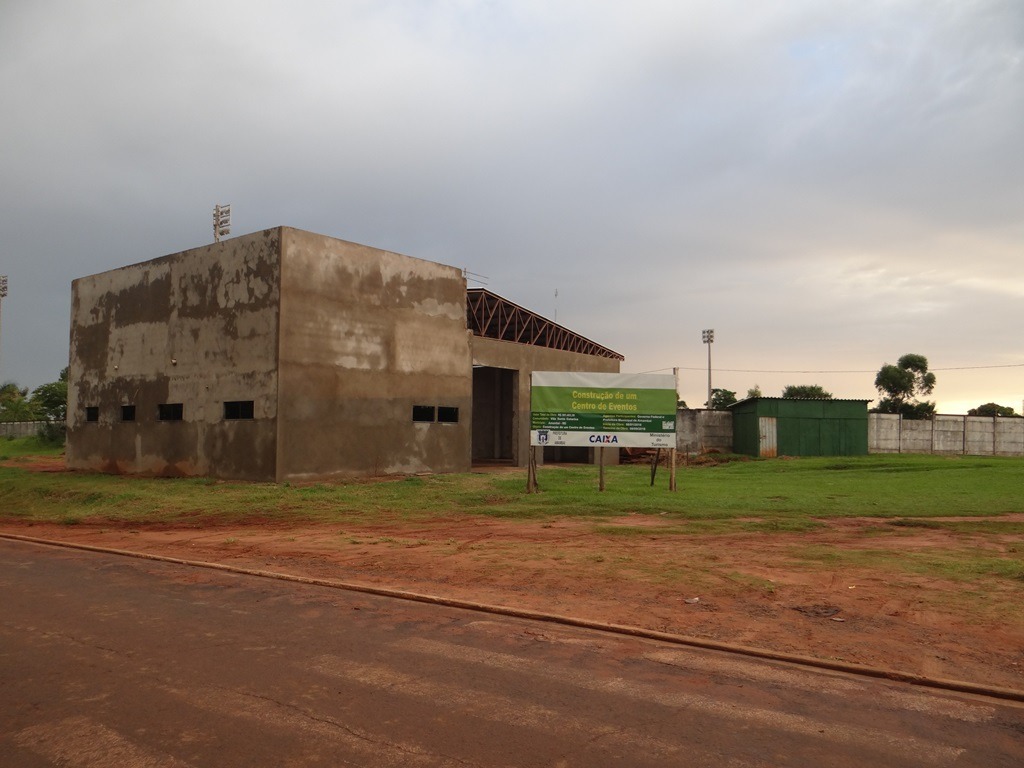 Vereador Geverson quer saber os motivos da não conclusão da obra / Foto: Assessoria 