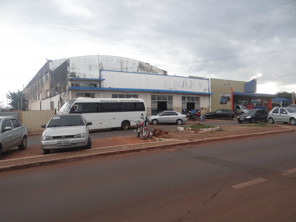 Vereador Carlinhos requer ampliação de estacionamento na avenida Pedro Manvailer Ampliação da área de estacionamento melhora o trânsito e dá segurança para comerciantes e consumidores Foto: Moreira Produções