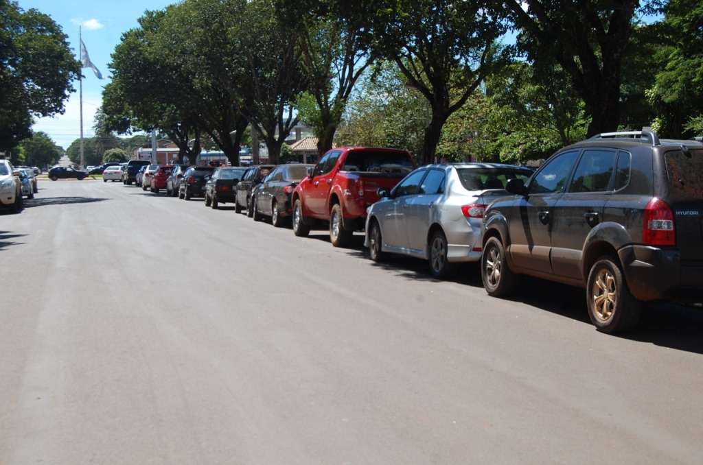 Vereador Humberto propõe melhorias no tráfego da rua Tiradentes, no trecho em frente a agencia do Banco do Brasil / Foto: Assessoria