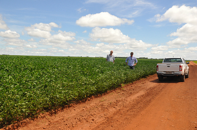 Prefeito Sergio Barbosa e o Secretário Eder Espíndola, durante visita a uma das estradas de escoamento agrícola / Foto: Assessoria